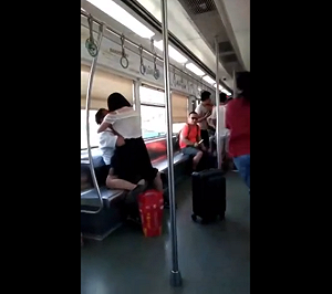 真實版《屍速列車》上演！恐怖女子地鐵發狂咬人舔血 (影)