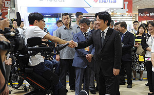 賴揆：落實長照2.0 輔具納入給付及建立新租賃制度