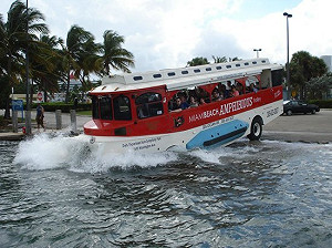 美31人兩棲鴨子船 不敵風雨翻覆奪8命