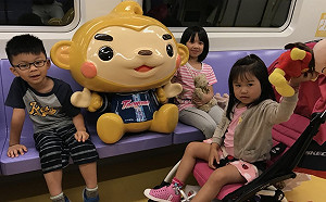 桃捷彩繪列車掀打卡熱潮！今公開變身超萌ㄚ桃園哥過程 (影)