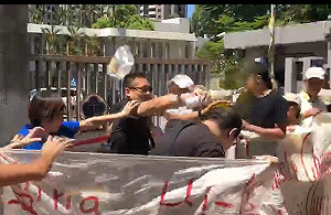 現場直擊》228慈湖潑漆開庭 獨派遭黑衣男噴黃漆 (影)