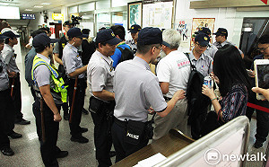 慈湖陵寢潑漆案開庭  庭外安檢吵翻天 (影)