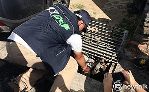 桃園肉品工廠廢水惡臭 整條街居民圍廠抗議 (影)