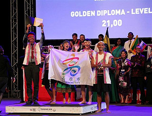 寶來國中合唱團載譽歸來  六龜鄉親夾道迎接