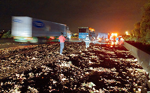 國1南下路竹段三貨車追撞 12名陣頭成員受傷送醫