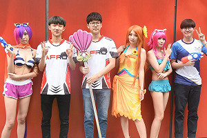 《英雄聯盟》Garena辦「泳池狂歡」派對 魅力連韓籍選手也擋不住