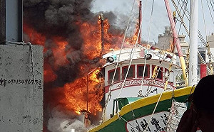 火勢衝天！東港漁船火警  消防局迅速撲滅 (影)