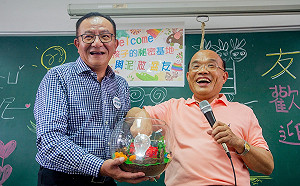 蘇貞昌與小朋友齊做盆栽  承諾要做新二代後盾