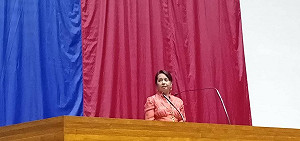 菲前總統亞羅育強勢回歸  當選首位女議長