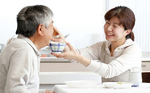 逾4成照服員月薪不到3.2萬 東部薪偏低