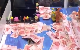 超狂娃娃機風扇吹百元鈔票 警方上門關切 (影)