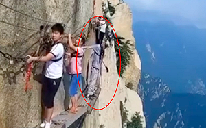 男子跳下海拔2千公尺華山棧道 旅客驚呆 (影)