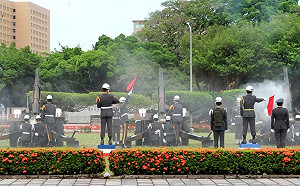 尷尬！軍禮歡迎馬紹爾總統  禮炮卡彈外又多射了1枚(影)