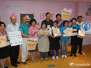 朱立倫化身一日就服員 推銷新北庇護禮品