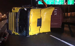 禍不單行！國1高雄段貨櫃車翻覆 休旅車疾駛又撞上