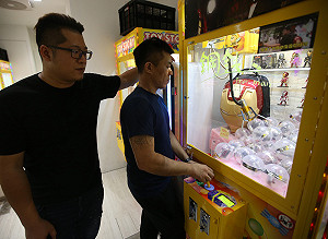 夾娃娃機夾物變現 遊走法律邊緣 (影)