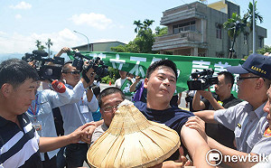 蔡英文輔選列車到達嘉義縣 場外兩波衝突