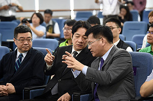 賴清德視察台中機場 籲林佳龍爭取青運權益