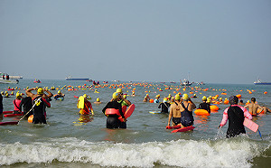 搶灘料羅灣登場 逾2000名泳士挑戰自我