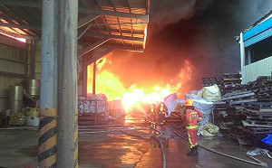 桃園工廠大火今早終於撲滅  延燒15小時廠區全毀