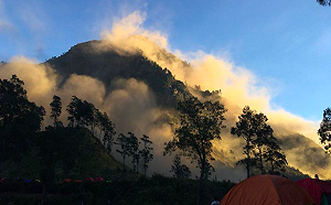 印尼龍目島火山強震  500多名登山客受困