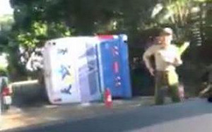 華興中學校車仰德大道翻覆  駕駛輕傷送醫