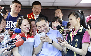 納豆合體開直播問這題…  侯友宜:讓我都冒冷汗   