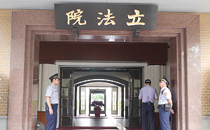 快訊》男子持汽油桶闖立法院　警派消防車救援