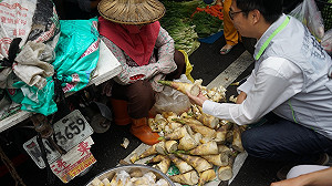 市場拜票像走灶腳  陳其邁放送鄰家男孩親切FU