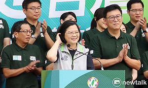 授旗跌一跤  蔡英文：我們最喜歡的國家就是台灣