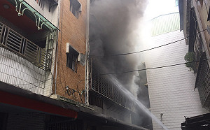 新北八里民宅大火 3人躲廁所2死1命危