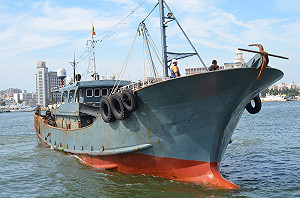 無名陸船越界捕魚　澎湖海巡押返人船