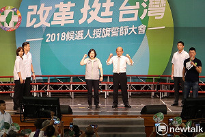 夜訪蘇辦加油打氣  蔡總統認養零食飲料櫃力挺