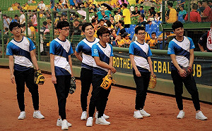 跨界合作！閃電狼《傳說對決》帥氣為兄弟主場日開球