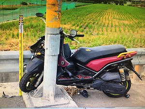 女騎士疑似吸毒或玩手機自撞電線桿  6歲兒未戴安全帽喪命