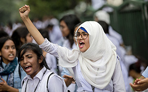 巴士壓死兩青年學生抗議9天 官員：考慮車禍釀死判死刑