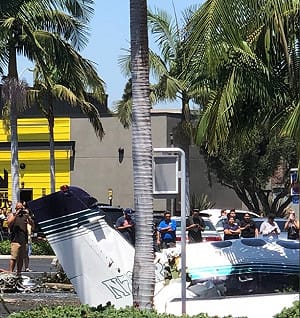 美國飛機墜毀購物中心 機上五人全數罹難身亡（影）