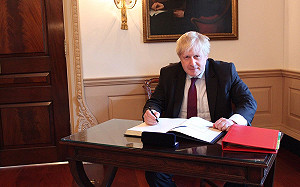 英前外長批穆斯林女罩袍像搶匪  死不認錯