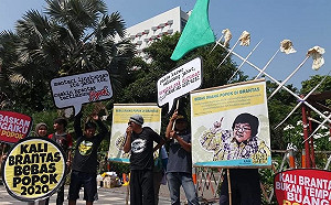 噁～年倒500公斤  印尼300萬泗水人飲尿布河水