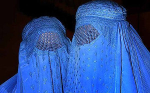 稱伊斯蘭罩袍像信箱 前英外相拒絕道歉