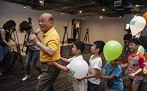 化身孩子王  蘇貞昌當火車頭帶小朋友闖關秀政見