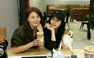 周子瑜光顧母親咖啡店 孝順陪親人過佳節