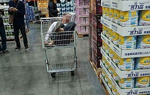 超狂阿伯！好市多推車當嬰兒車爽睡  網友：返老還童？