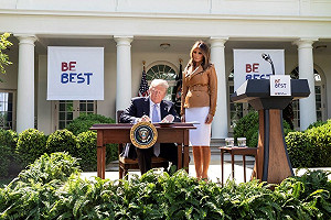 梅蘭妮亞父母正式成美國公民  律師撇享特權