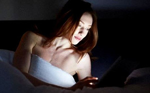 滑手機要小心 研究發現螢幕藍光加速失明