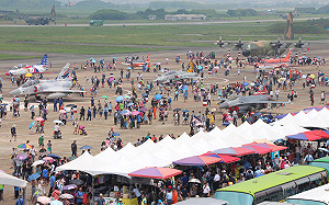 空軍嘉義基地開放  萬人爭睹戰機操演