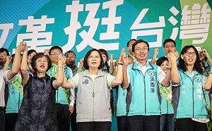 蔡英文南投授旗：洪國浩是減債專家