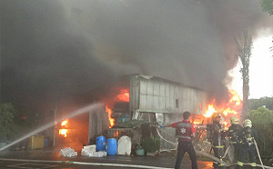 嘉義市育人路下午大火  緊急疏散民眾  消防局搶救中（影）