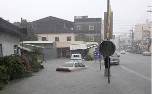 大雷雨再襲中台灣   彰化淹水轎車險滅頂