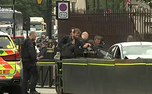 影片曝光！汽車衝撞英國會外護欄逮1嫌  初判為恐攻